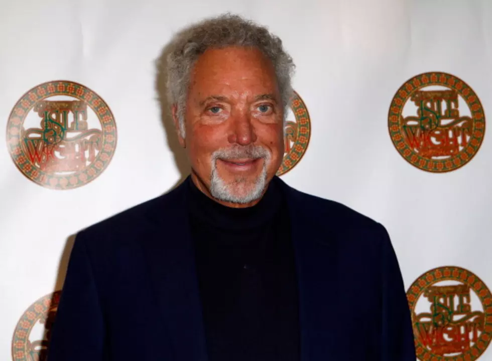Tom Jones Hospitalized For Dehydration; Denies Heart Scare